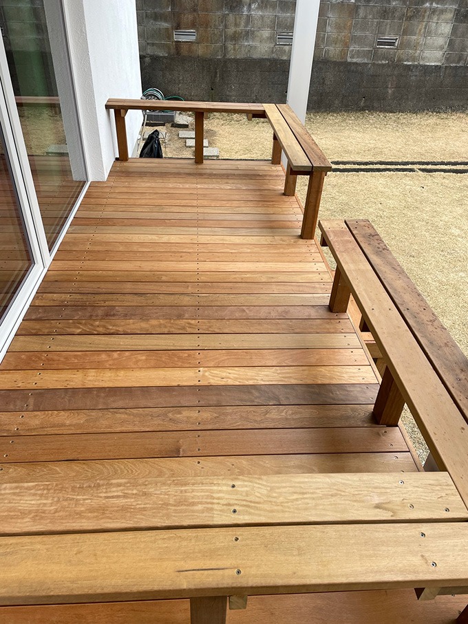 腰かけスペースがあるウッドデッキ
