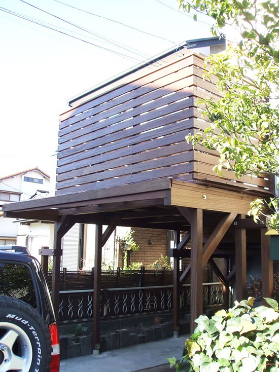 ハードウッドの駐車場上ウッドデッキ施工例