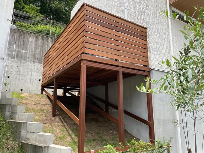 傾斜地のウッドデッキ（緑区）