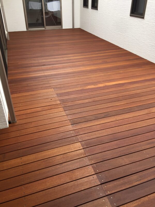 中庭のウリンウッドデッキ施工例