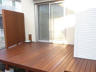 縦格子付きウリンウッドデッキ施工例