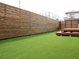 人工芝とひのき目隠しウッドフェンス施工例（江南市）