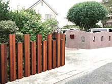 ウリンと曲線のジョリパッド門柱