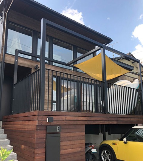 お家の外観に合わせたウリンガレージデッキ施工例