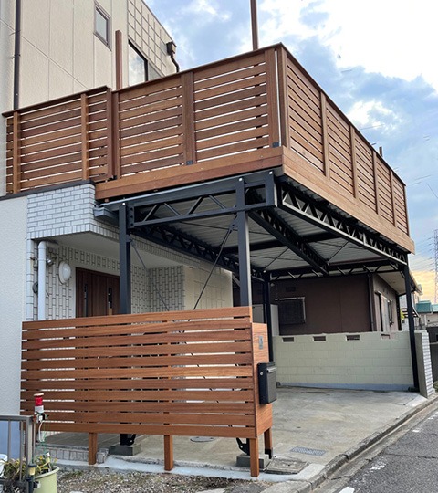 目隠しフェンスと門柱も揃えたガレージデッキ施工例