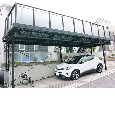 傾斜地に設置したガレージデッキ施工例