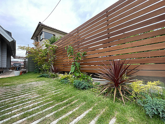 緑が美しく映えるセランガンバツウッドフェンス