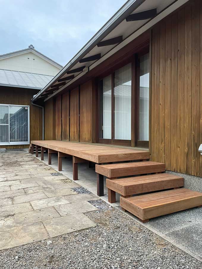 安城市に施工したウリン材ウッドデッキ全景写真(6.3mワイドデッキ)