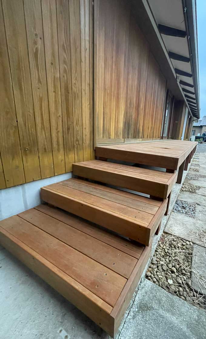 両サイドに設置した3段ステップの施工写真(ウリン材)