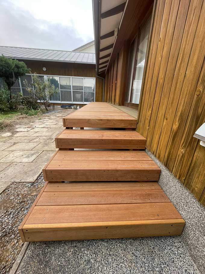 30mm厚の床板を使用したウリンウッドデッキの床面ディテール写真