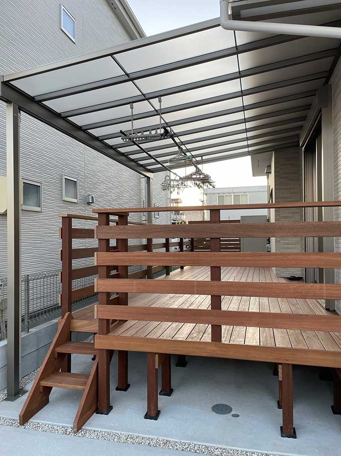 外への動線を確保する側桁階段を取り付けたウッドデッキの施工写真