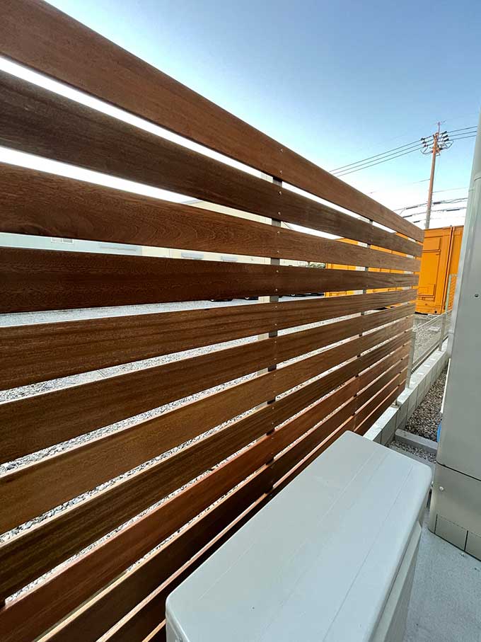 デッキ横に設置した目隠しウッドフェンス写真