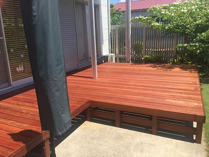 ウリン材を使用したL型ウッドデッキの施工例全景写真