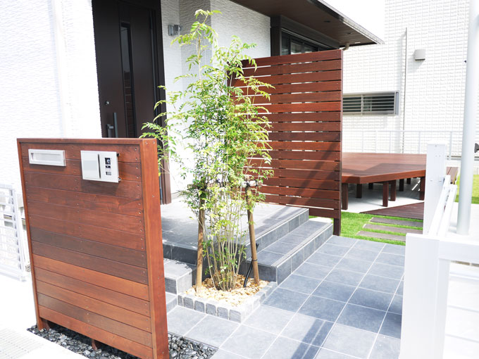 ウリンウッドデッキと門柱施工例