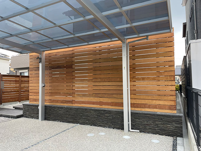 イタウバ材の高さ2400mm目隠しウッドフェンス|駐車スペース横の外構施工事例