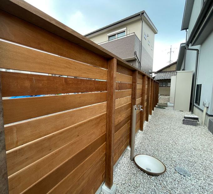 住宅外周に設置したイタウバウッドフェンス|統一感のある外構デザイン
