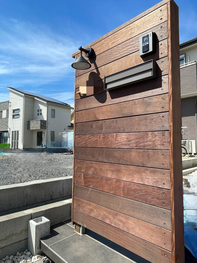 イタウバ材で制作したオリジナル門柱|表札・インターホン一体型デザイン